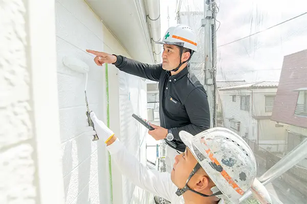 株式会社石井建装塗装中の様子