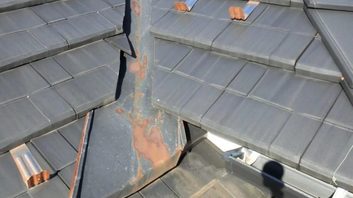 雨仕舞（谷・棟・壁際）に出る「カバーでは直らない不具合」