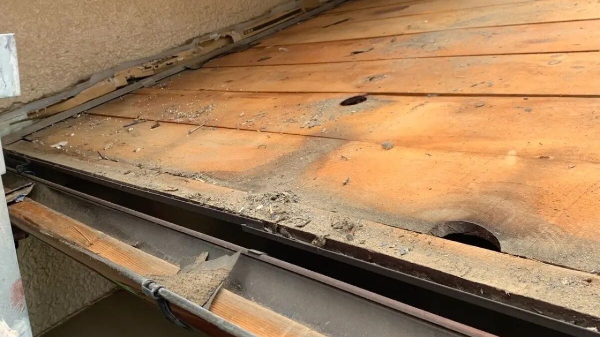 野地板の沈み・踏み抜きの兆候と構造安全性